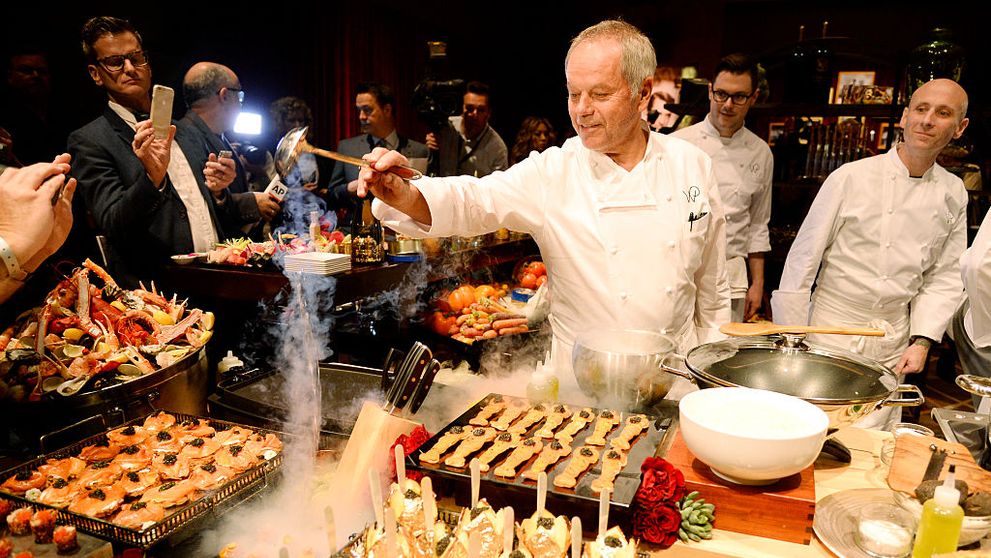 De la pizza cu somon afumat și caviar la plăcintă cu pui și trufe. Ce delicii culinare le pregătește legendarul Chef Wolfgang Puck celebrităților la Premiile Oscar 2025: „După ore întregi de stat la discursuri pe stomacul gol, starurile nu vor doar șampanie și amuse-bouche”