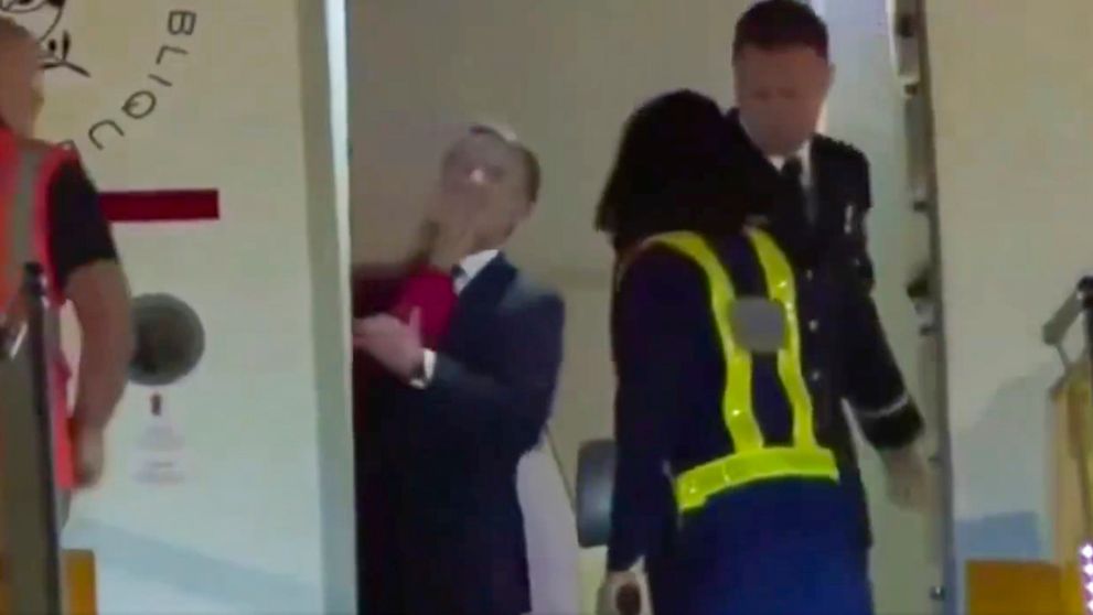 Prima reacție a lui Macron după ce soția lui, Brigitte, l-a pocnit în nas! Gestul care l-a dat de gol: ”Era furios”