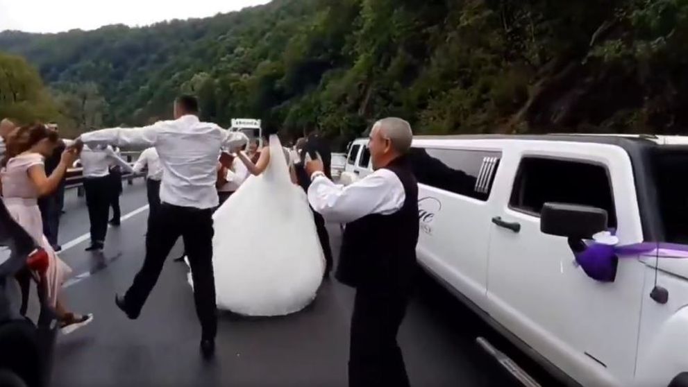 Au încins o horă printre zeci de mașini blocate în trafic. Cum s-au distrat nuntașii pe Valea Oltului