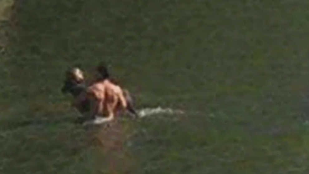 A inceput sa filmeze cand a vazut doi oameni in rau! A vazut ce se intampla cu adevarat dupa ce a dat ZOOM. De necrezut 