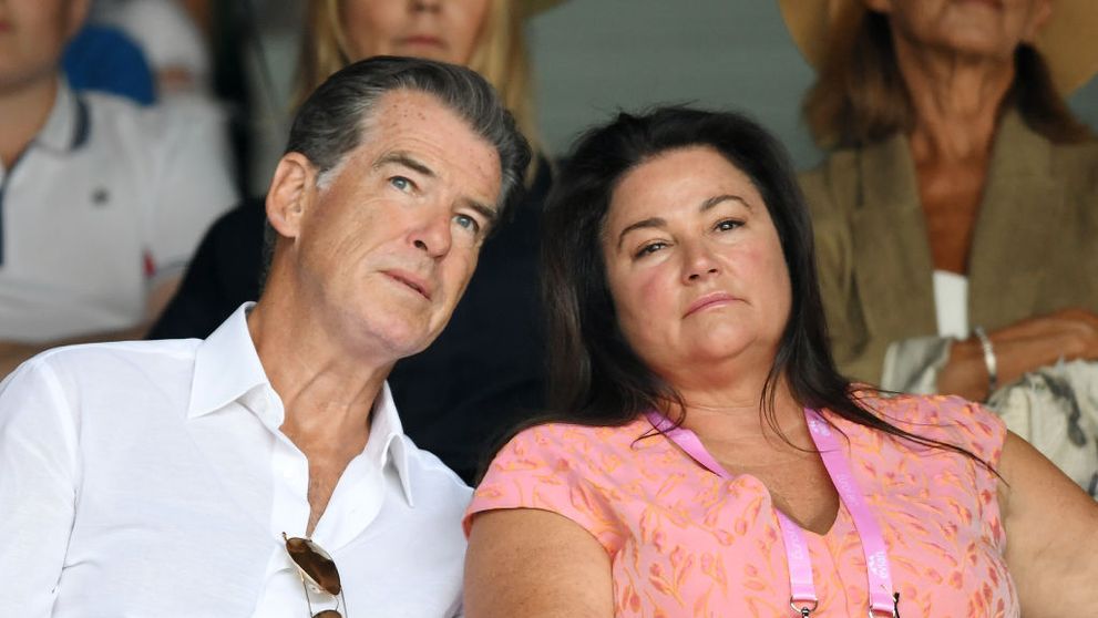 Soția lui Pierce Brosnan, ținta ironiilor pentru kilogramele în plus, uimește acum cu noua siluetă. A slăbit 45 kg și arată superb
