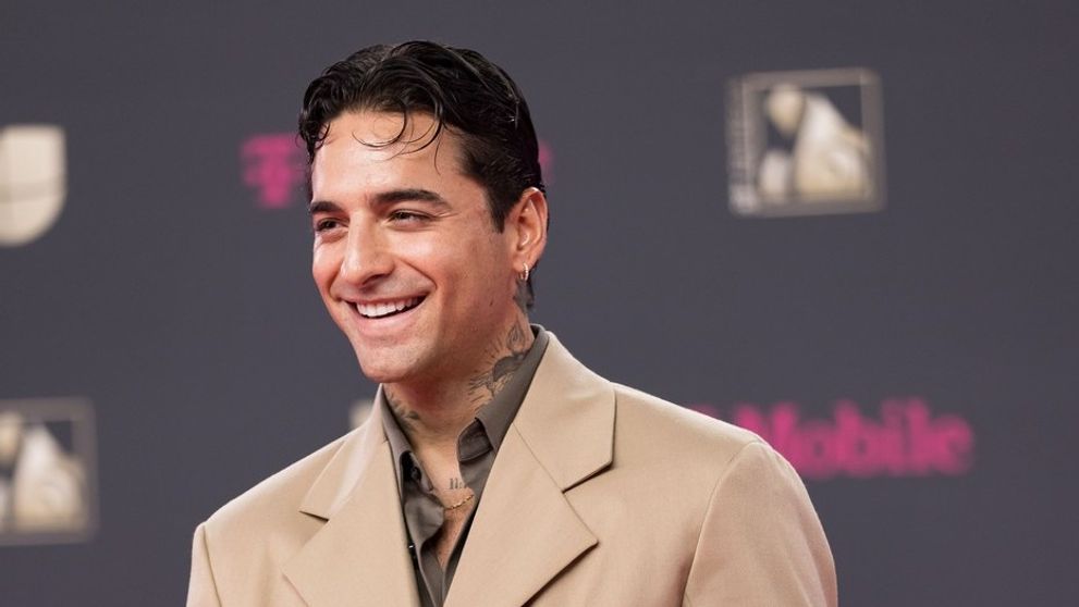 Maluma, transformare radicală de look în 2026: fără barbă, cu o nouă frizură, aproape de nerecunoscut. A apărut pe covorul roșu alături de iubita sa