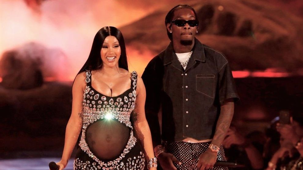 Cardi B și-a expus burta de gravidă într-o ținută viu colorată. Artista își caută o casă mai mare