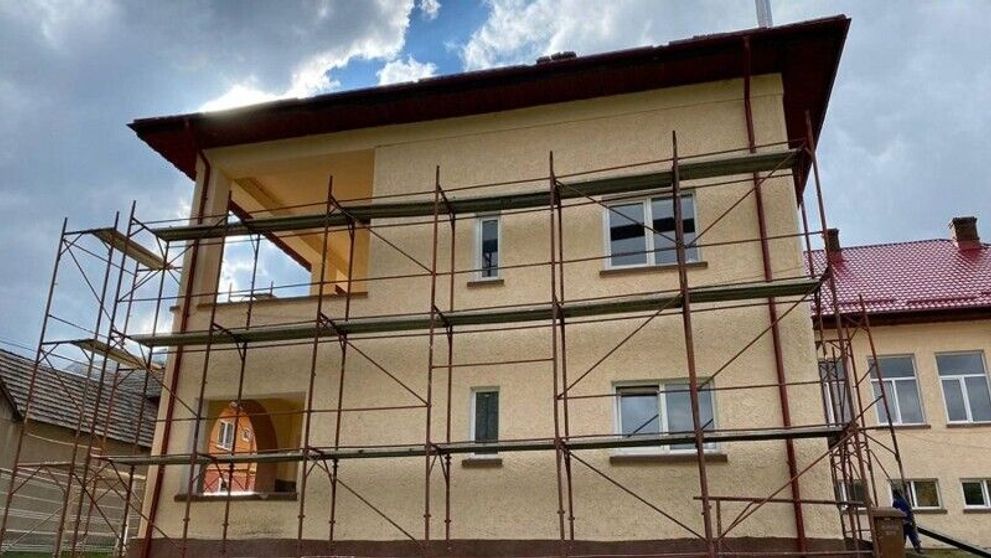 Renovarea școlii din Lădăuți cu ajutorul celor care folosesc serviciul 