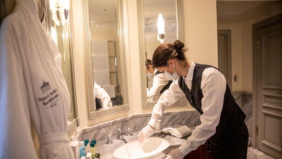 Viral pe TikTok. Motivul înspăimântător pentru care nu trebuie să folosești gelul de duș și șamponul din hoteluri