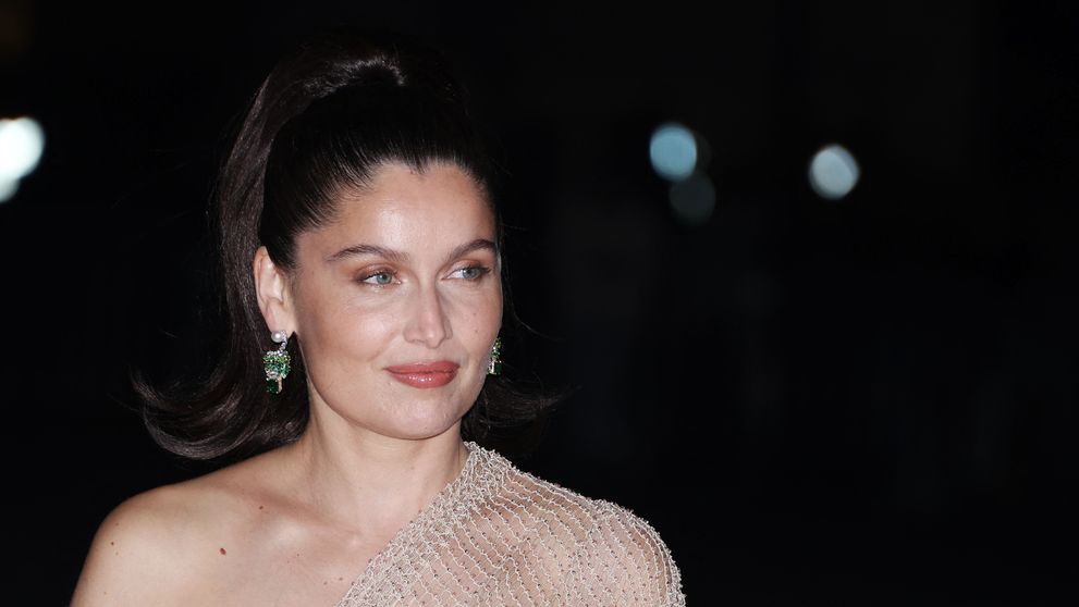 Superba franțuzoaica Laetitia Casta, mama a patru copii cu trei tați diferiți, are un nou iubit. ”E ca o adolescentă în hanorac”