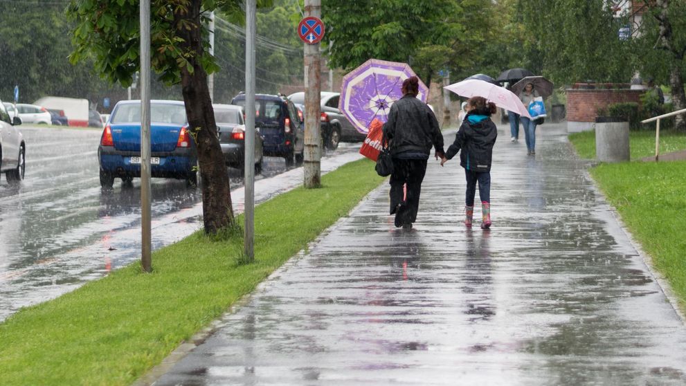 Meteorologii au refăcut prognoza: România intră într-o perioadă periculoasă. Urmează zile cu căldură sufocantă și furtuni violente
