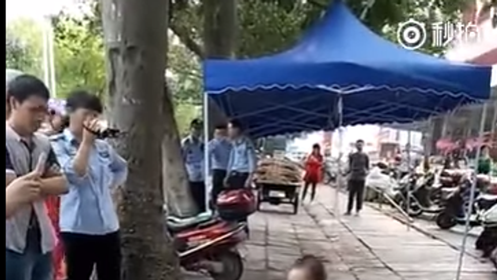 O vanzatoare ambulanta este evacuata de pe trotuar. Reactia nepotului este VIRALA acum