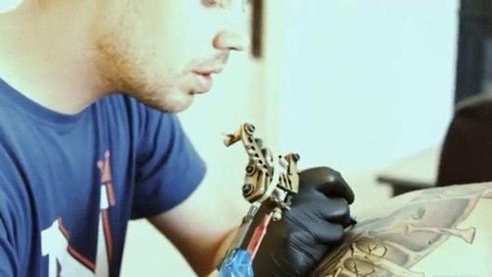 Uzzi de la BUG Mafia si-a tatuat spatele. A filmat toata procedura. Vezi rezultatul: VIDEO