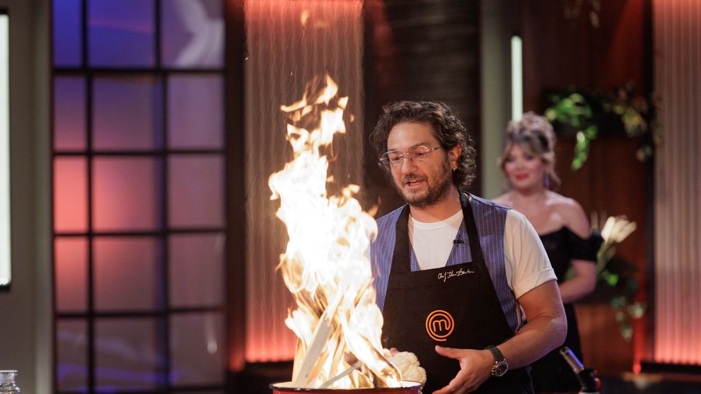 Chef Florin Dumitrescu face o demonstrație incendiară, în platoul MasterChef. Gătește, la foc deschis, o rețetă simplă, dar spectaculoasă: wagyu și conopidă arsă: „Mi s-a părut ceva inedit”
