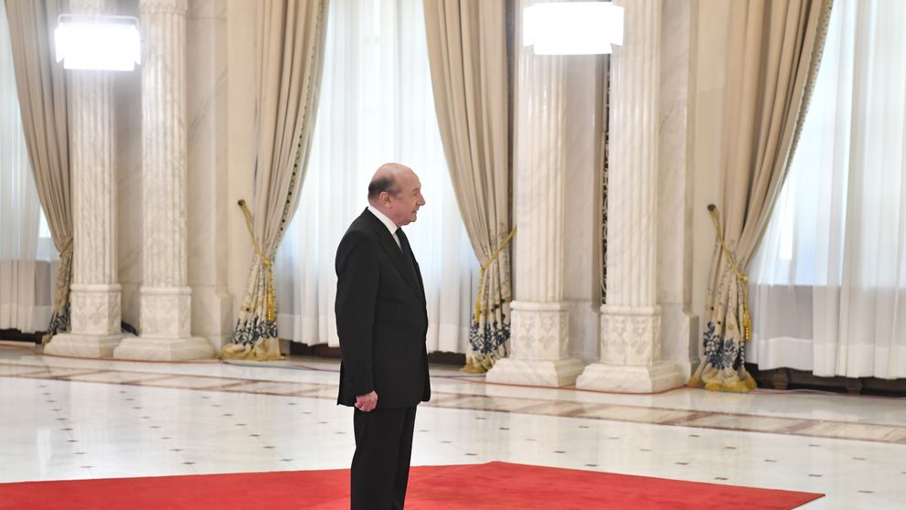 Gestul interpretabil al lui Traian Băsescu în fața sicriului lui Ion Iliescu