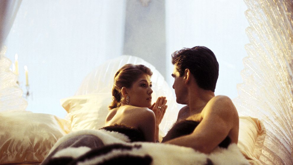 O actriță celebră, fostă „fată Bond”, a povestit un moment stânjenitor petrecut în timpul scenelor de amor cu Pierce Brosnan: „Am crezut că îi smulg bietului om părul de pe piept”