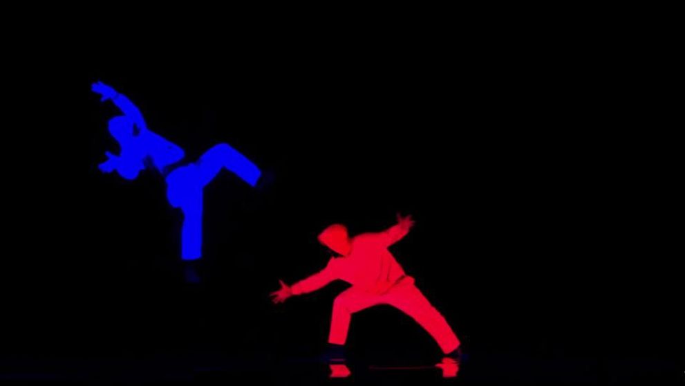 Au intrat pe scena si au asteptat sa se stinga luminile. Ce s-a intamplat apoi e fascinant - VIDEO