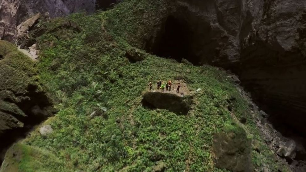 Imagini spectaculoase. Filmare realizata cu o drona in interiorul celei mai mari pesteri din lume - VIDEO