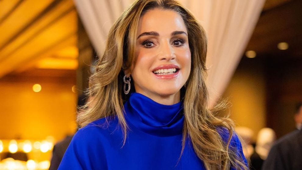 Regina Rania, apariție surprinzătoare la New York. Și-a ținut singură umbrela, în timp ce aștepta la semafor