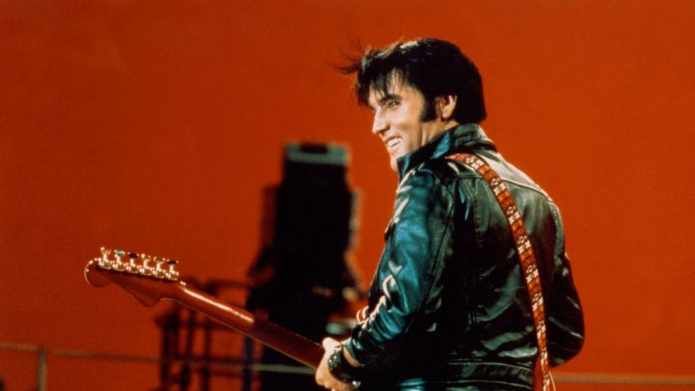 Înainte să moară, se credea că Elvis Presley este extraterestru și are puteri supranaturale, inclusiv teleportarea: ”A oprit ploaia cu un gest al mâinii”