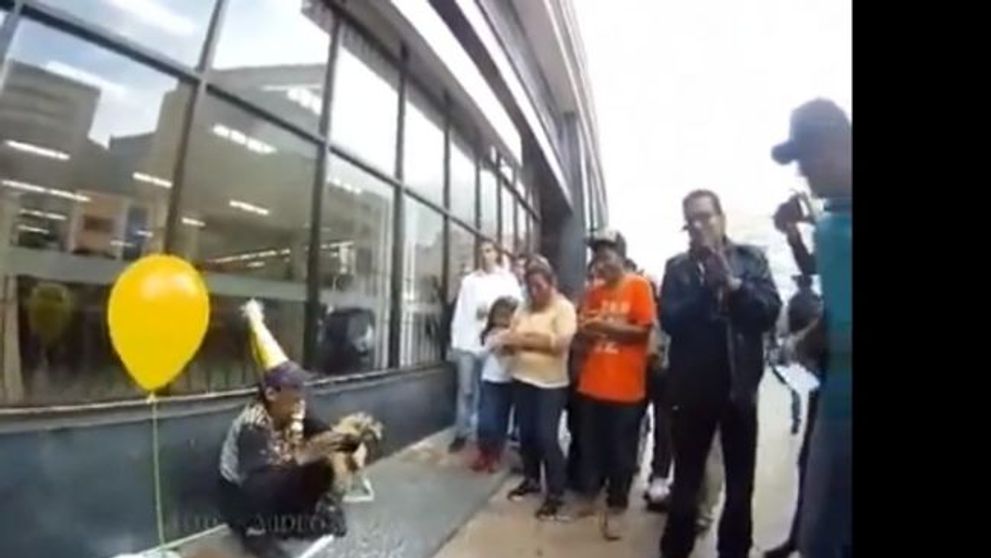 Un clip de 300.000 de Share-uri pe Facebook. Surpriza emotionanta pe care un fotograf i-o face unei femei fara adapost, de ziua ei de nastere: VIDEO