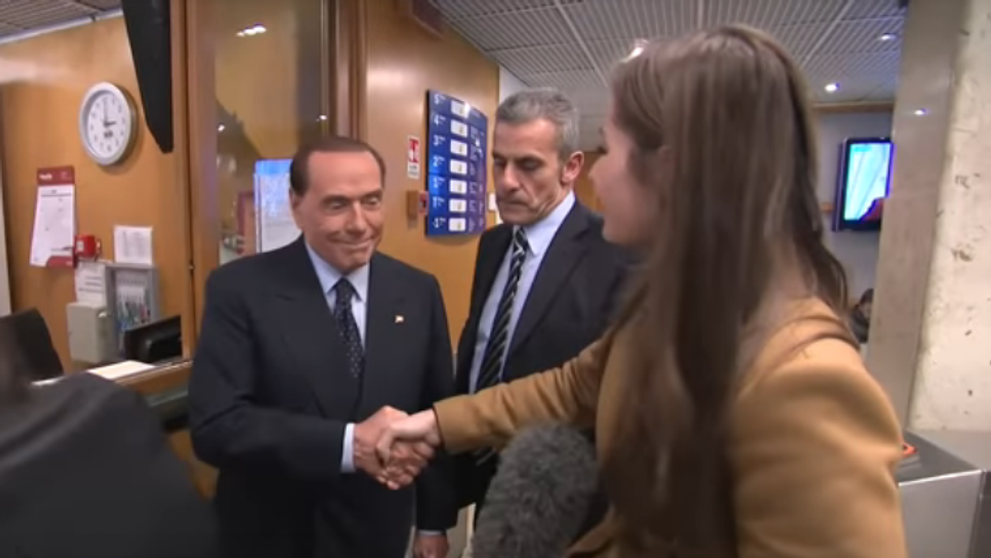 Ce i-a spus fostul premier al Italiei acestei reporterite sexy dupa ce au dat mana