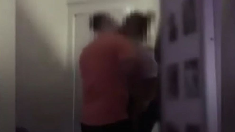Filmare incredibilă din penitenciar: O femeie gardian, surprinsă în timp ce se sărută cu un deținut