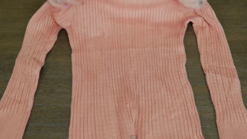 Cum sa salvezi un pulover vechi. I-a taiat manecile si le-a transformat intr-un accesoriu la moda