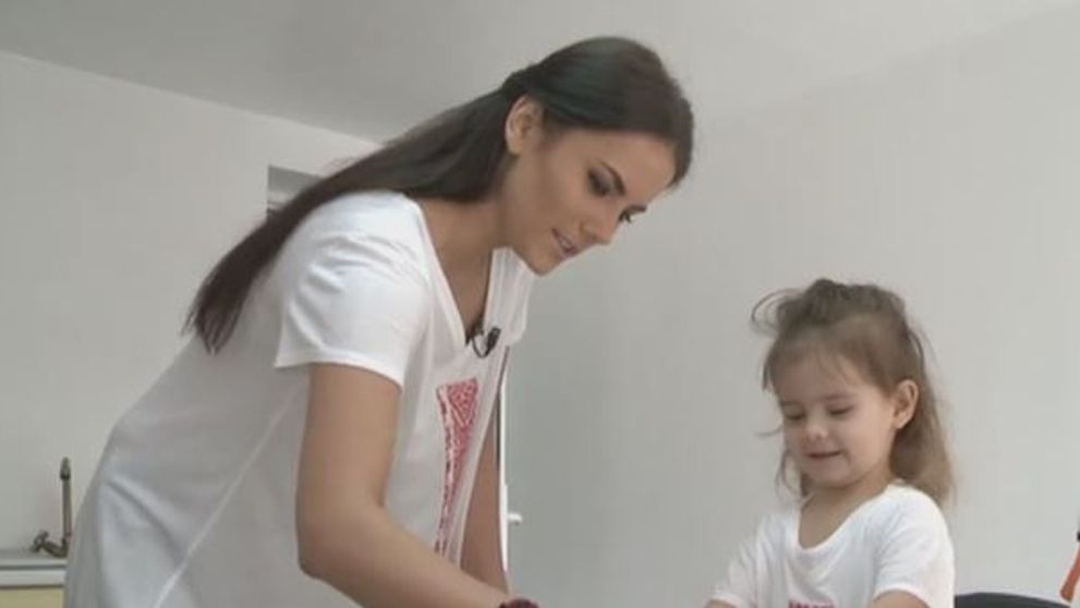 Nicolle Stanese, gazda emisiunii 