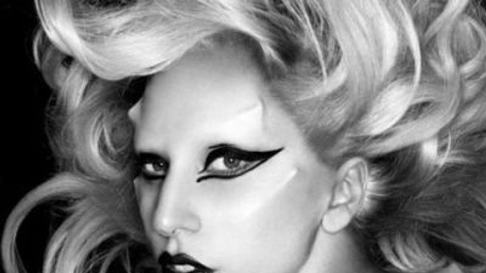 Lady Gaga canta topless la pian in promo-ul pentru MTV VMA!