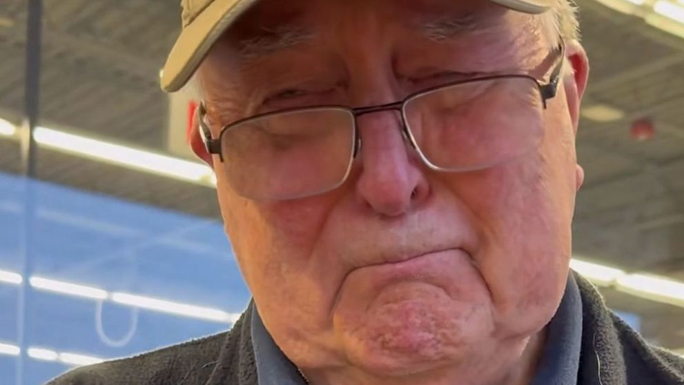 Povestea veteranului de 88 de ani, rămas fără pensie, care muncește la un supermarket a emoționat o lume întreagă. După clipul viral, oamenii au donat peste 1,5 milioane de dolari pentru Ed