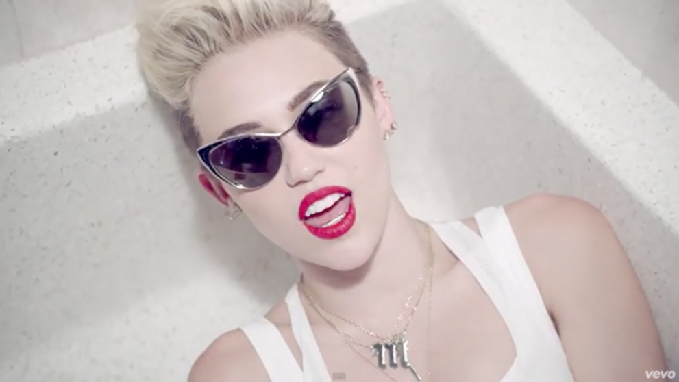 Si-a lasat abdomenul plat la vedere, dar toti se uitau la incaltarile ei. Ce sandale bizare si extrem de scumpe a purtat Miley Cyrus
