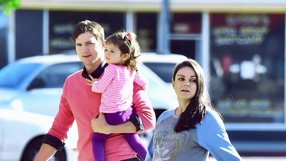 Mila Kunis si Ashton Kutcher au devenit parinti pentru a doua oara. Ce nume inedit au ales pentru baietel