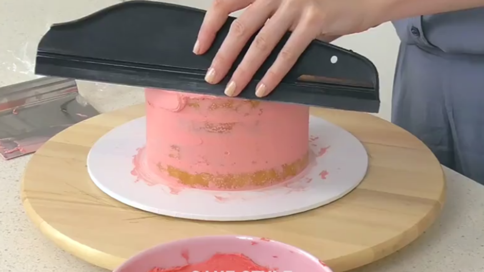 Trucul pe care toate gospodinele il vor aprecia! Cum poti decora un tort printr-o tehnica simpla!