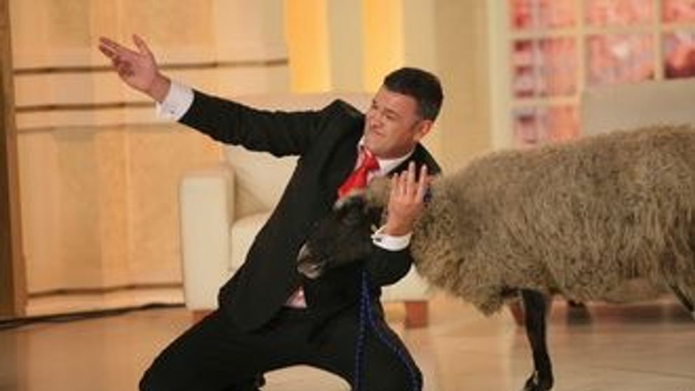 Gigi Becali a donat o oita trupei Mandinga, la “Serviciul Roman de Comedie”