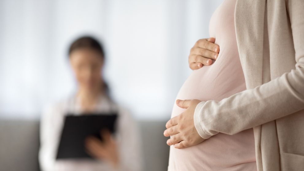 O tânără de 35 de ani a fost diagnosticată cu cancer pancreatic în stadiul 4 în timpul sarcinii. Un nou medicament o menține în viață
