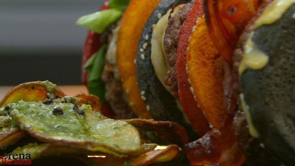 ARENA BUCĂTARILOR: Platou cu burgeri multicolori și cartofi cu pesto