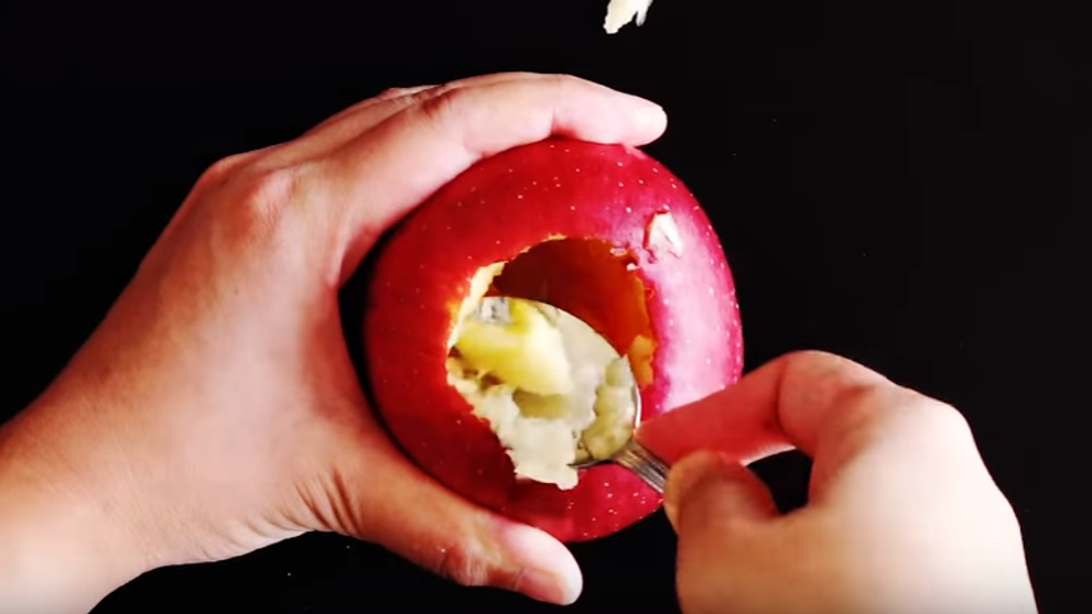 A taiat foietajul, iar mai apoi a pus un mar in mijloc. Cum poti transforma un fruct intr-un desert delicios