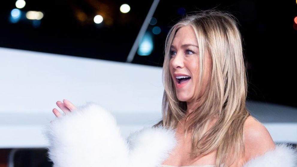 Jennifer Aniston a preferat să nu-și ascundă burtica. Actrița a purtat o rochie strânsă pe corp, la premiera filmului „Murder Mystery 2”, la Paris