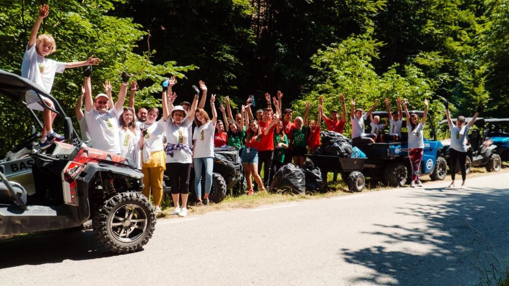 Cheile Vâlsanului, un loc de poveste ecologizat de voluntari în cadrul campaniei Fii erou pentru o zi