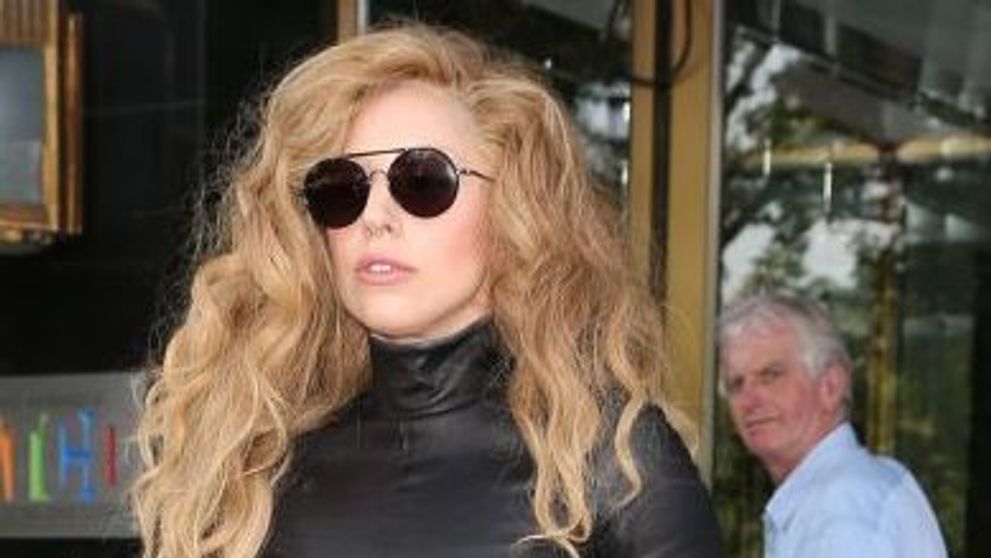 Tinuta cu care Lady Gaga si-a socat fanii mai mult decat daca ar fi aparut dezbracata. Cum s-a plimbat pe strazile din New York