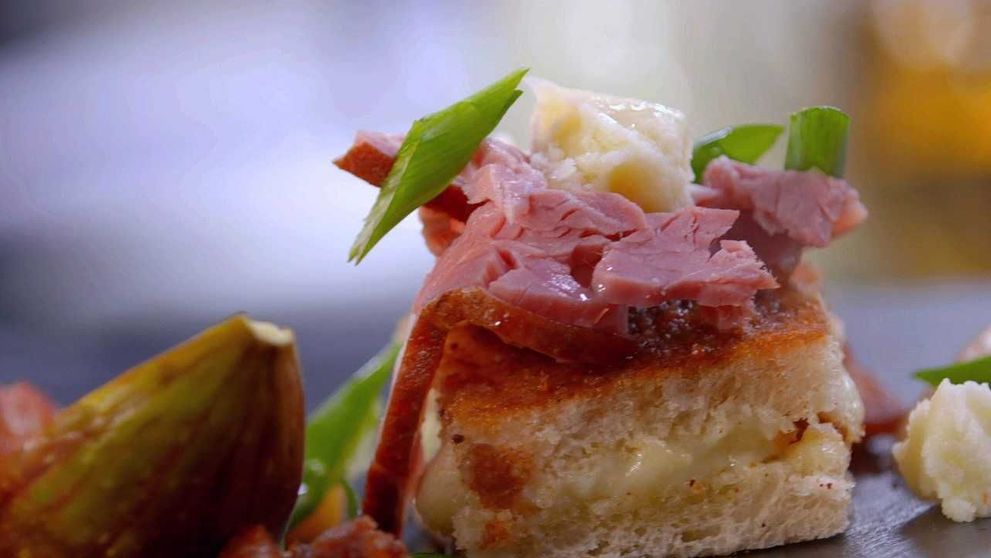 Sandwich cu brânză de burduf, jumări de porc și pastramă afumată