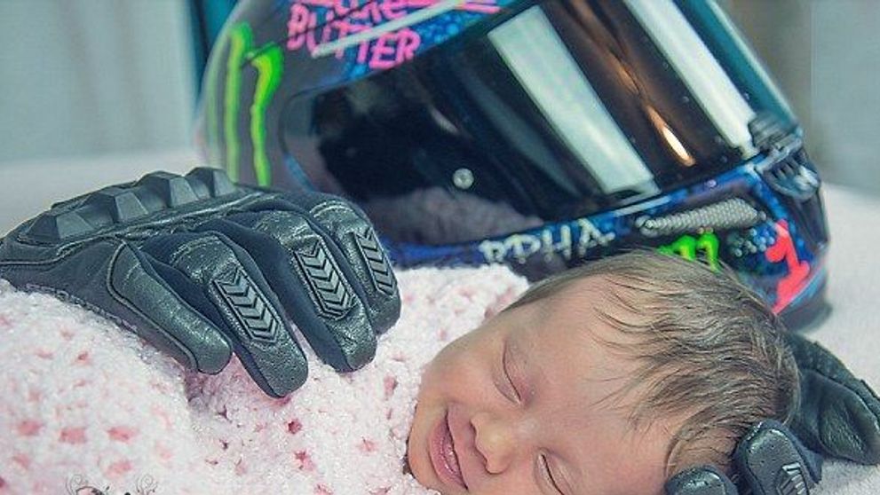 Imaginea cu acest bebelus care zambeste in somn este virala! Motivul pentru care doarme pe niste manusi de motociclit a induiosat lumea intreaga