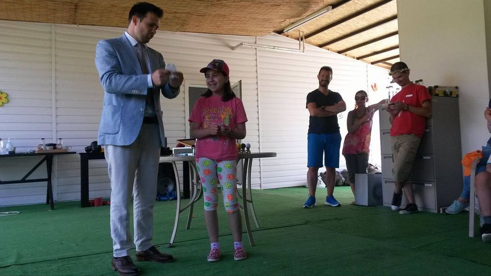 Finalistul sezonului cinci Romanii au talent, magicianul Robert Tudor, le-a facut astazi o surpriza copiilor din tabara MagiCAMP