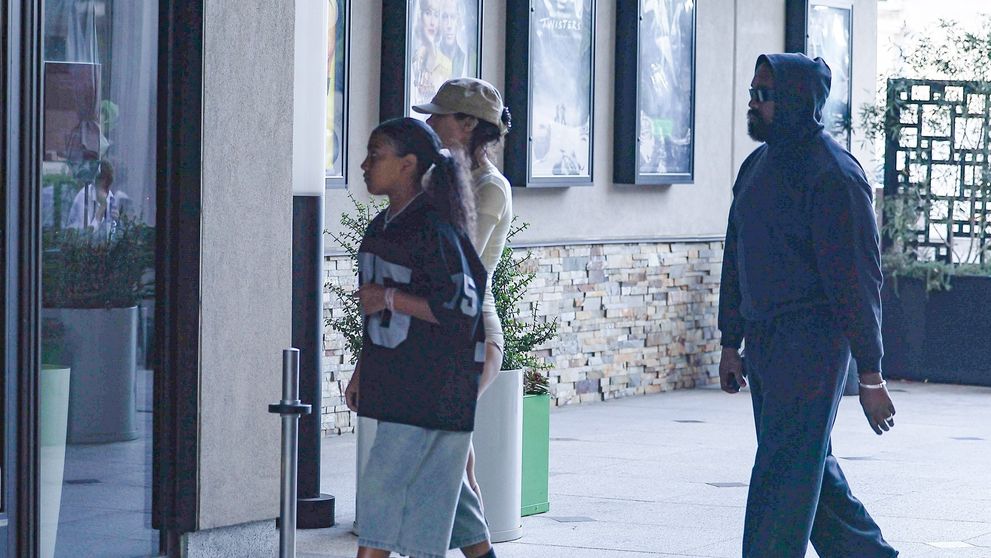 N-a ținut cont de regula impusă de Kim Kardashian! Cum s-a îmbrăcat Bianca Censori pentru o ieșire la film cu Kanye West și fiica acestuia, North West