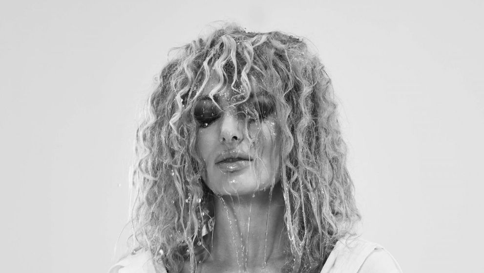 Delia lansează o nouă piesă: „Dragoste cu dinți”