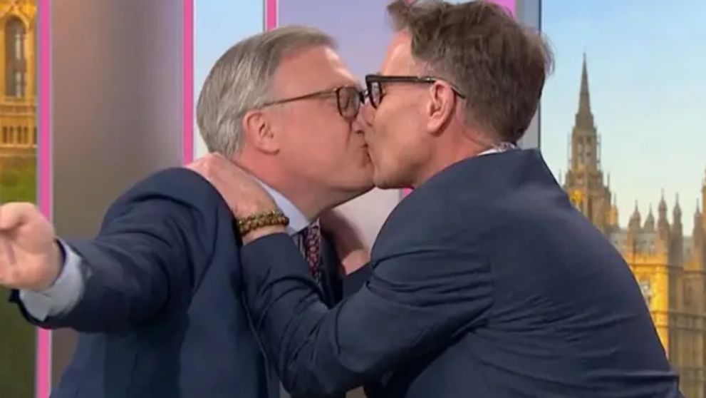 S-au sărutat live, la TV, în fața milioanelor de oameni! Ce s-a întâmplat, de fapt, între jurnalistul Richard Arnold și politicianul Ed Balls
