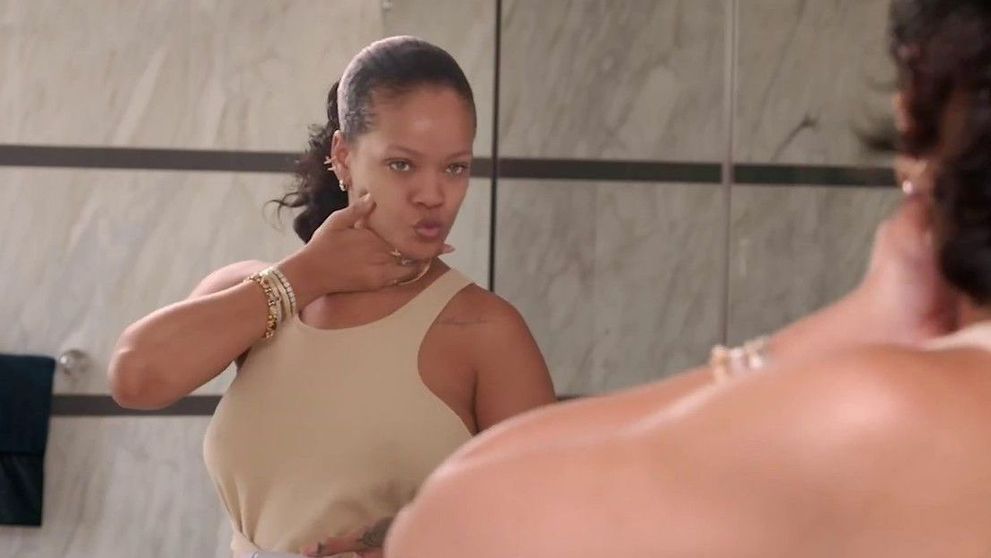 Rihanna a fost surprinsă în trafic plină de vânătăi și cu ochii vineți