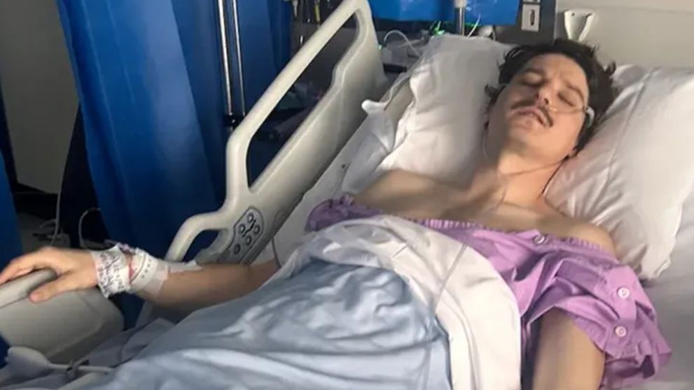 Artistul care se luptă cu un cancer în fază terminală la 29 de ani dezvăluie că a fost diagnosticat târziu, în ciuda simptomelor alarmante: „Aveam dureri mari de stomac și nu mă puteam mișca ore în șir”