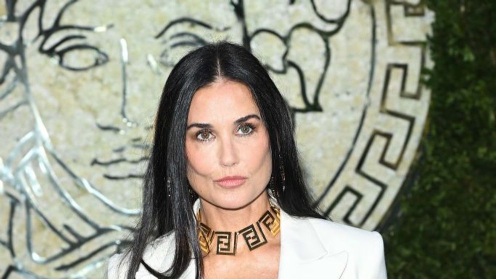 Lecție de stil marca Demi Moore. Actrița a întors toate privirile cu o ținută all-white
