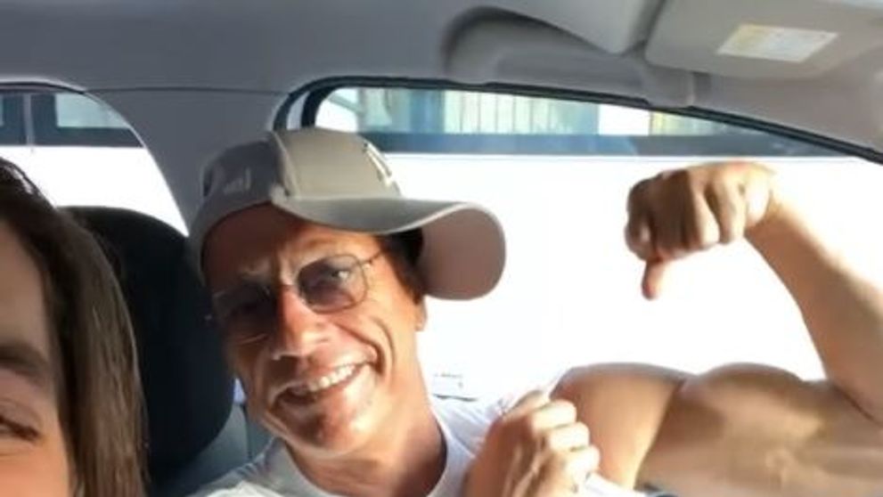 Jean-Claude Van Damme, din nou la București! Filmat în timp ce ascultă în mașină manelele lui Florin Salam și Florin Cercel