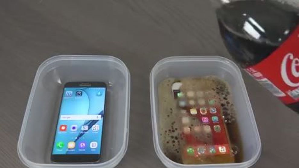 A pus Cola peste un Samsung si un iPhone si apoi le-a bagat pe amandoua la congelator. Ce s-a intamplat cand le-a scos