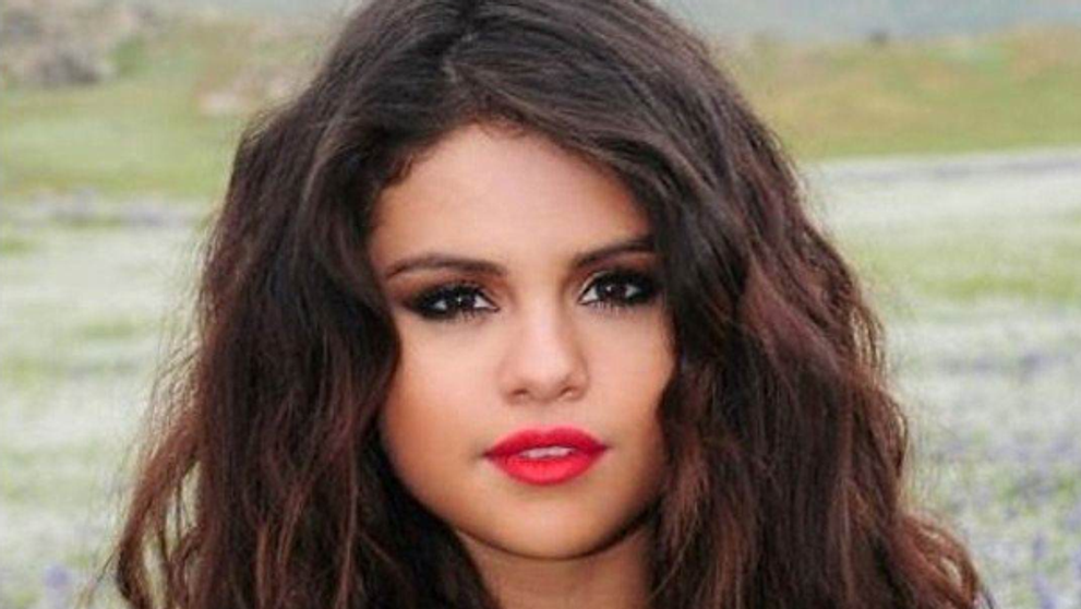 Selena Gomez are un nou iubit care seamana izbitor cu Justin Bieber. Cu ce star pop s-a cuplat artista - FOTO & VIDEO