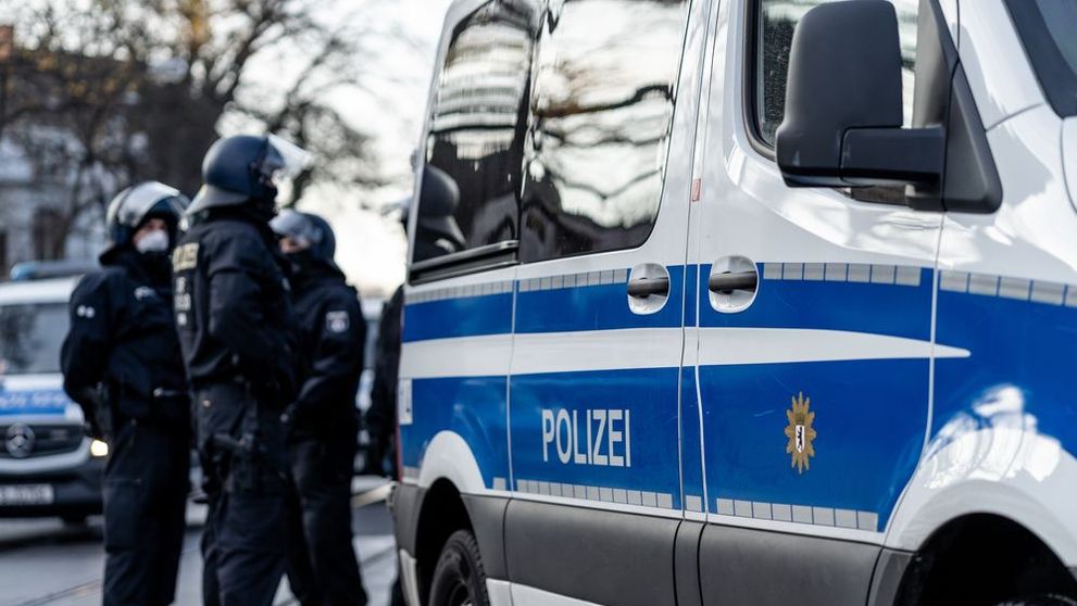 Reacția unui fost polițist când și-a prins soția cu amantul! De ce au intervenit trupele special